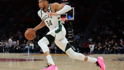 开云官网-字母哥常规赛160次至少轰30分10板5助 超越大O独占历史第一！