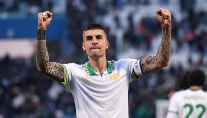 都灵vs罗马，曼奇尼庆祝身披罗马战袍300次出场